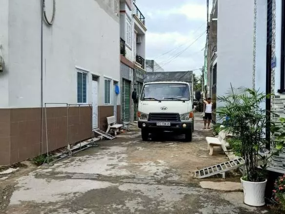 Cần Bán Gấp Lô đất mặt tiền võ văn hát vào 80m. Cách trường cấp 1, 2, 3 long trường + ĐH tài chính kế toán, nghiệp vụ kho bạc chỉ 500m. 