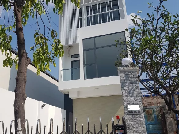 Cho thuê tòa nhà văn phòng mặt tiền đường Phạm văn Đồng, 1 trệt 2 lầu tiện kinh doanh