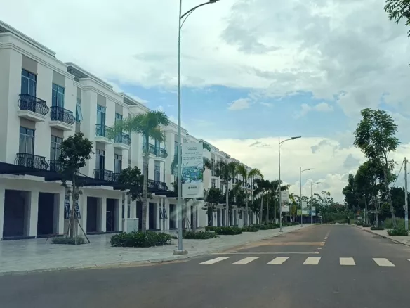 Nhà phố xây sẵn ngay trung tâm H Bàu Bàng, Bình Dương giá chỉ 2 tỷ/ căn
