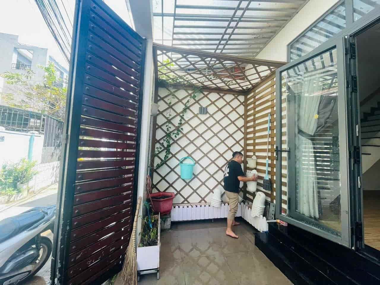 Cho thuê nhà nguyên căn hẻm xe hơi đường Đình Phong Phú quận 9