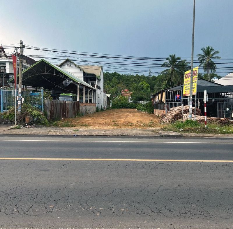 Bán Đất Mặt tiền Quốc lộ 20 Định Quán, Đồng Nai Ngay Thị Trấn Định Quán. Lô đất có tổng diện tích 577m2, trong đó có 250m2 đất ở tại đô thị và 255m2 đất trồng cây lâu năm.