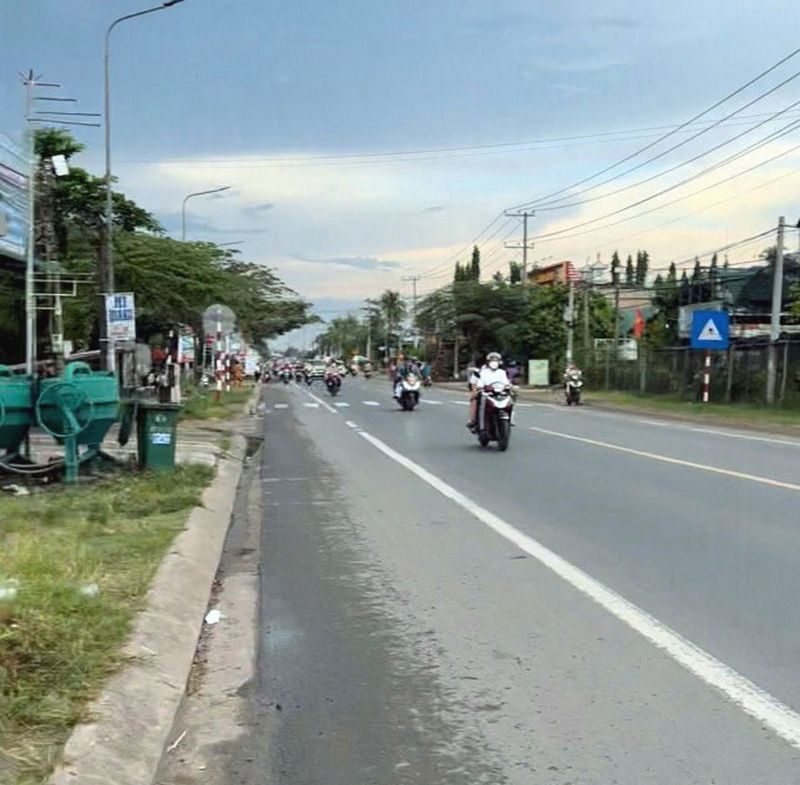 Bán Đất Mặt tiền Quốc lộ 20 Định Quán, Đồng Nai Ngay Thị Trấn Định Quán. Lô đất có tổng diện tích 577m2, trong đó có 250m2 đất ở tại đô thị và 255m2 đất trồng cây lâu năm.